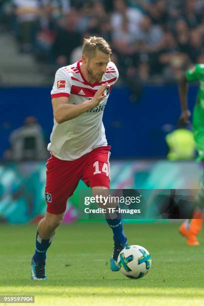 Aaron Hunt of Hamburg controls the ball during the Bundesliga match between Hamburger SV and Borussia Moenchengladbach at Volksparkstadion on May 12,...