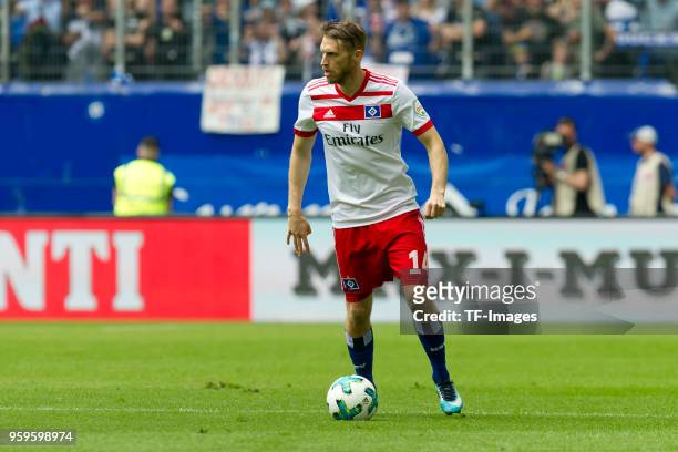 Aaron Hunt of Hamburg controls the ball during the Bundesliga match between Hamburger SV and Borussia Moenchengladbach at Volksparkstadion on May 12,...
