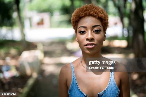 retrato de jovem mulher - cabelo-curto-estilo-de-cabelo - fotografias e filmes do acervo