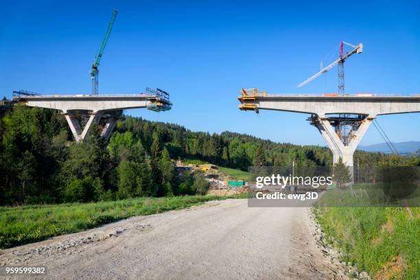 construction du viaduc sur la nouvelle autoroute s7, skomielna biala, pologne - colonne architecturale photos et images de collection