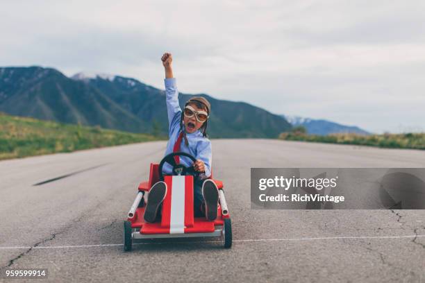 junge junge geschäftsabschlüsse gehen kartrennen - screaming happy in car stock-fotos und bilder