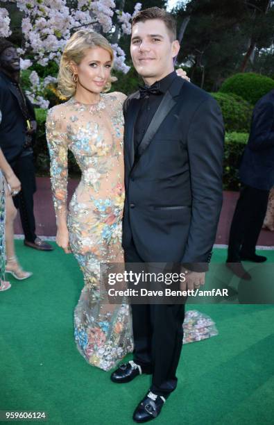 Paris HIlton and Chris Zylka attend the amfAR Gala Cannes 2018 dinner at Hotel du Cap-Eden-Roc on May 17, 2018 in Cap d'Antibes, France.