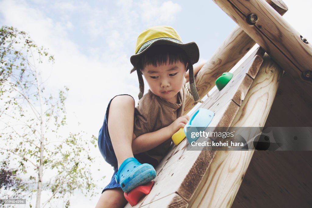 Garçon jouant bouldering
