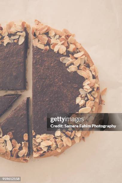 chocolate pie with almonds - samere fahim fotografías e imágenes de stock