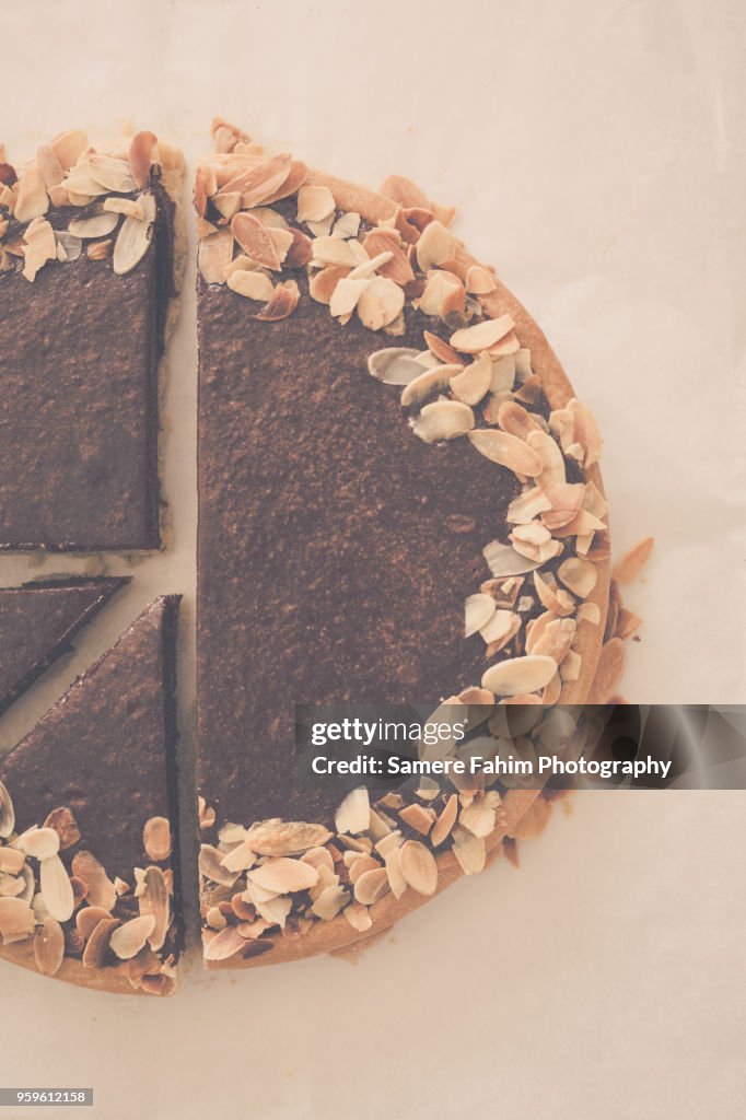 Chocolate pie with almonds