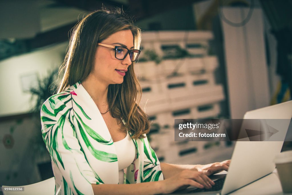 Jovem mulher trabalhando em um laptop