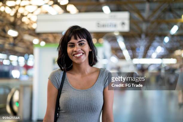 地鐵車站女青年畫像 - 帕度巴西人 個照片及圖片檔