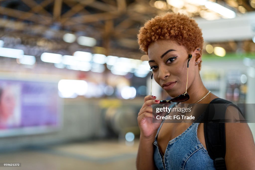 Retrato de mujer joven Afro en la estación de metro