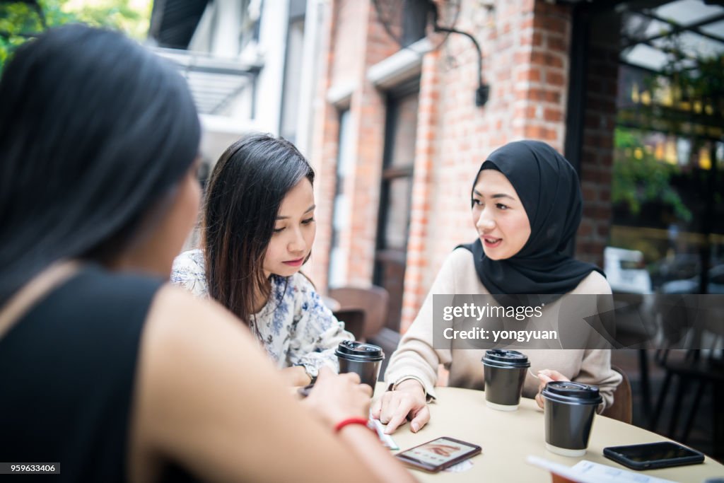 Multi-ethnischen Mädchen mit einem Treffen