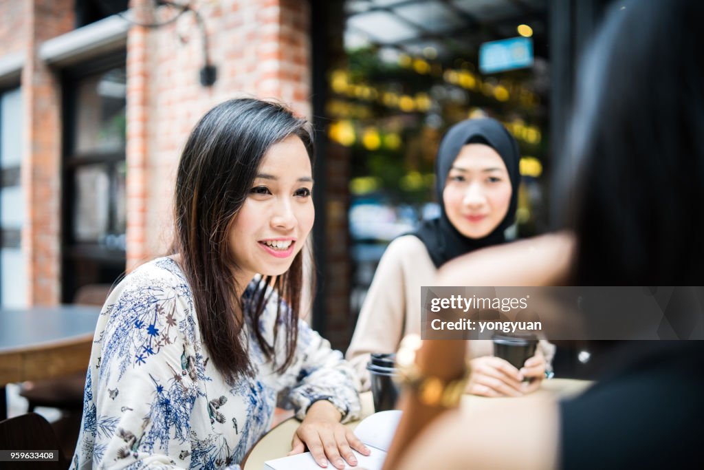Multi-ethnischen Mädchen mit einem Treffen