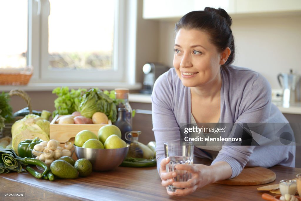 在廚房裡做飯的女�人 (喝酒)