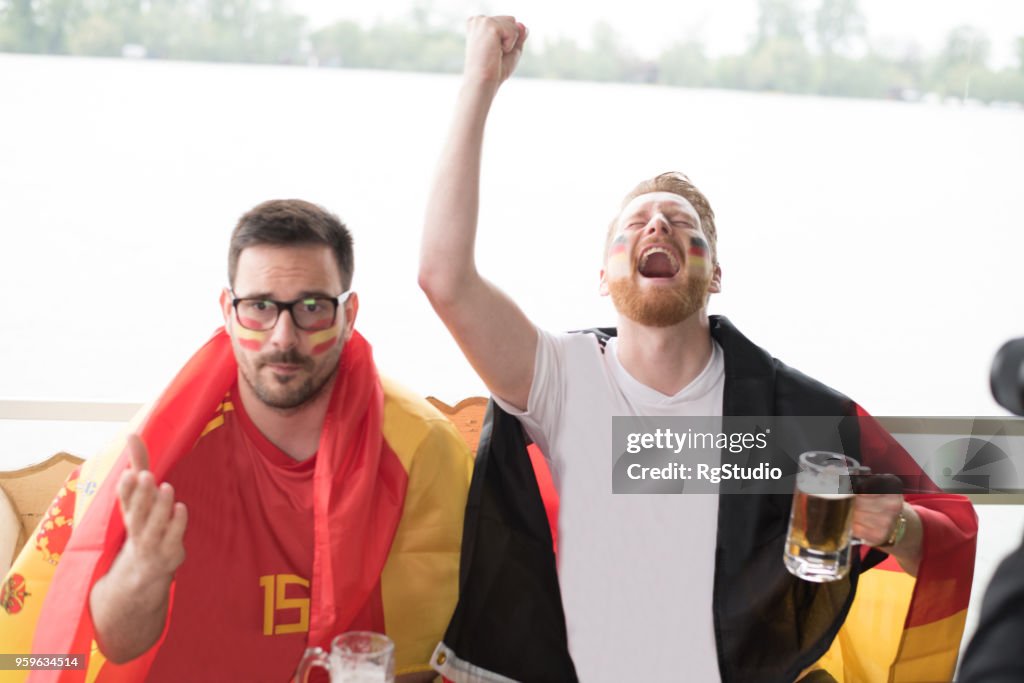Deutsche Fußball Team Unterstützer schreien in Aufregung