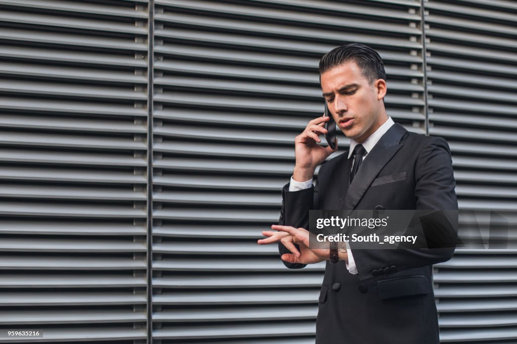 Geschäftsmann sprechen auf smart phone