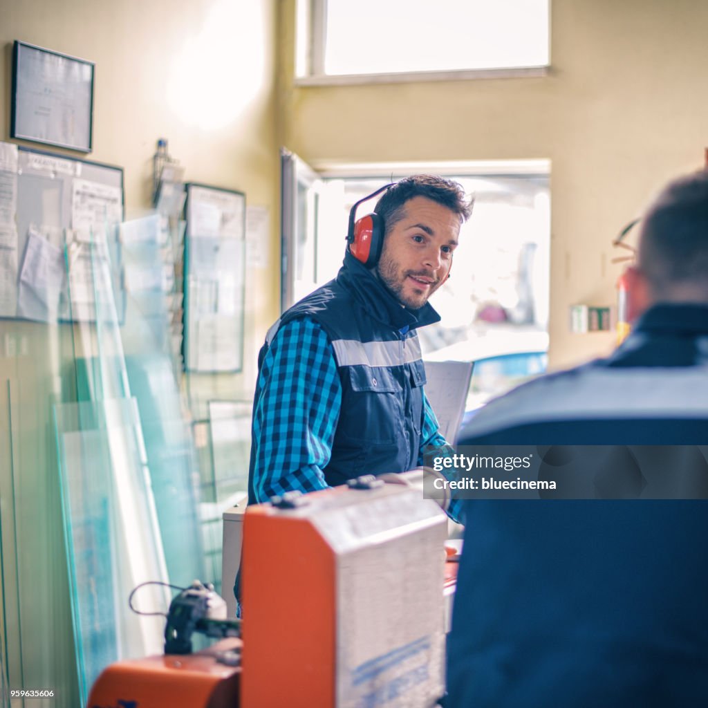 Travailleurs dans l'usine