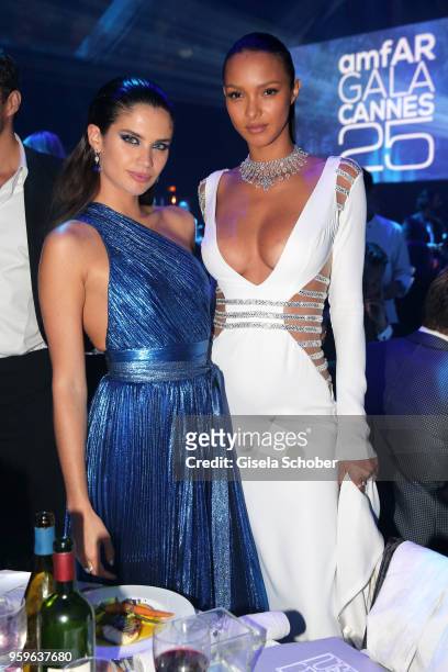 Sara Sampaio and Lais Ribeiro attend the amfAR Gala Cannes 2018 dinner at Hotel du Cap-Eden-Roc on May 17, 2018 in Cap d'Antibes, France.