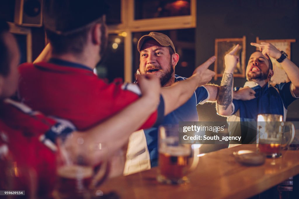 Männer streiten im pub