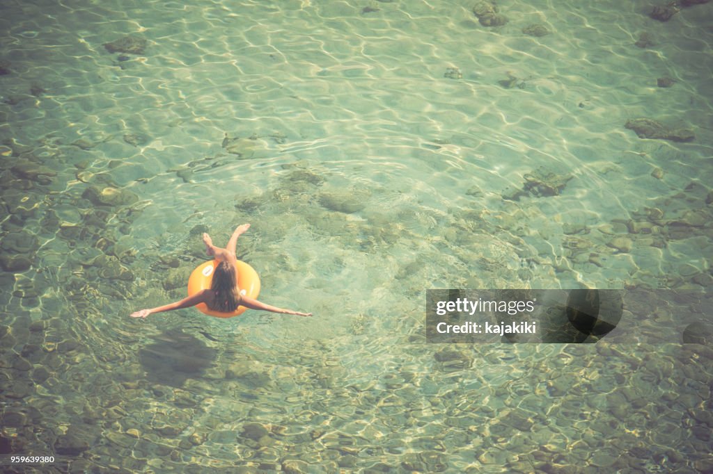 Junge Frau am Strand entspannen