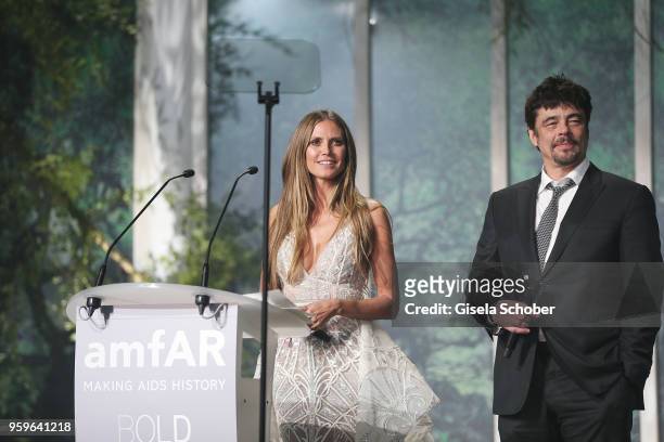 Heidi Klum and Benicio del Toro on stage at the amfAR Gala Cannes 2018 at Hotel du Cap-Eden-Roc on May 17, 2018 in Cap d'Antibes, France.