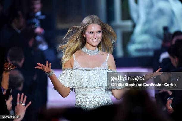 Toni Garrn attends the amfAR Gala Cannes 2018 at Hotel du Cap-Eden-Roc on May 17, 2018 in Cap d'Antibes, France.