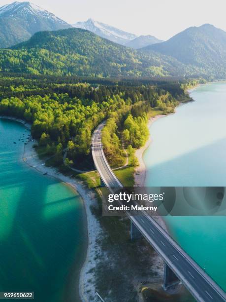 view over lake sylvenstein to the alps. karwendel mountain range. germany, bavaria, lake sylvenstein - karwendel stock-fotos und bilder