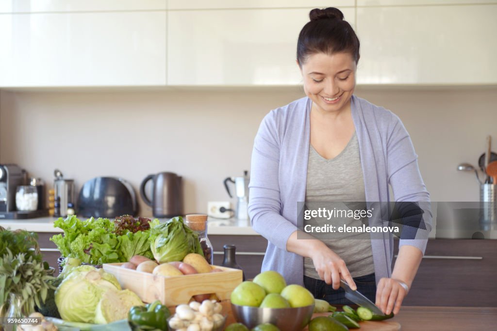 Mulher na cozinha a cozinhar