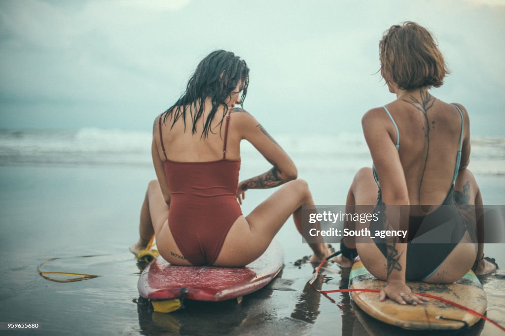 Two women surfers