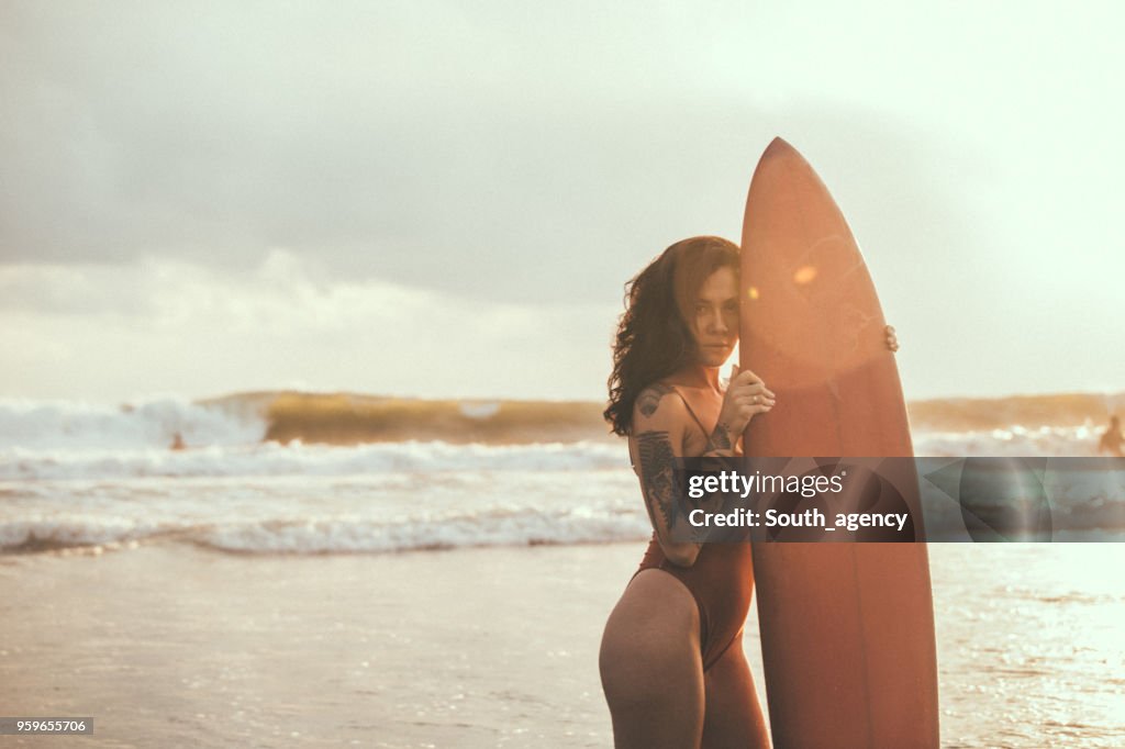Mujer con tabla de surf