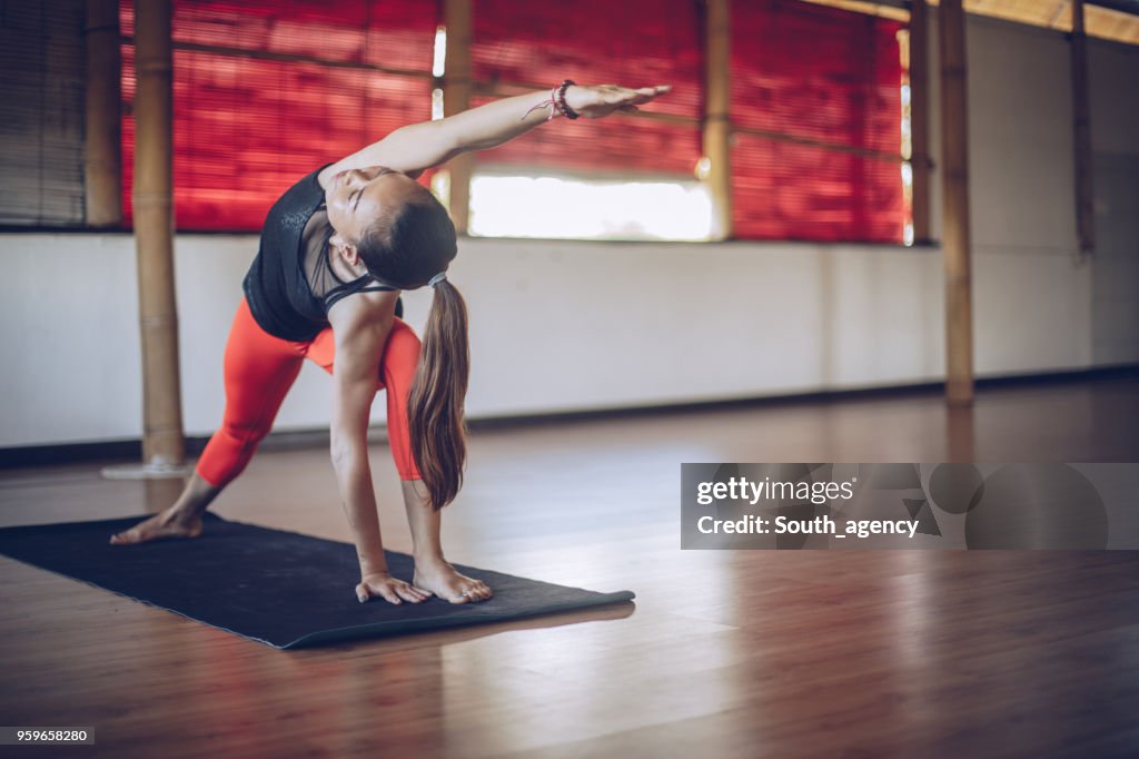 Junge Frau tun Yoga