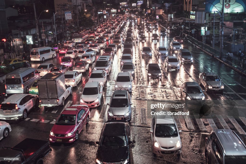 Asok Sukhumvit cruce por la noche en Bangkok, Tailandia