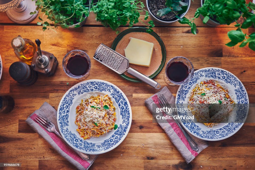 準備麵條麵食與純素食肉醬和貝拉洛迪乳酪