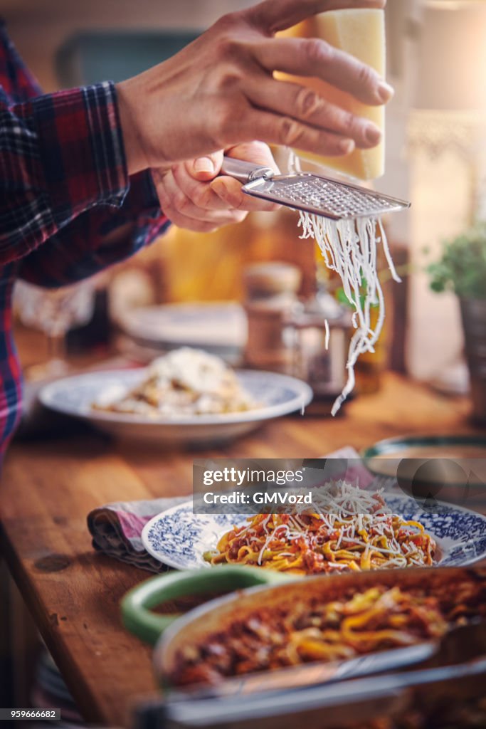 Förbereda Tagliatelle Pasta med vegansk Bolognese och Bella Lodi ost