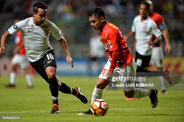 Venezuela's Deportivo Lara midfield Colombian Heribert Soto vies for the ball with Brazil's Corinthians midfielder Jadson, during their Copa...