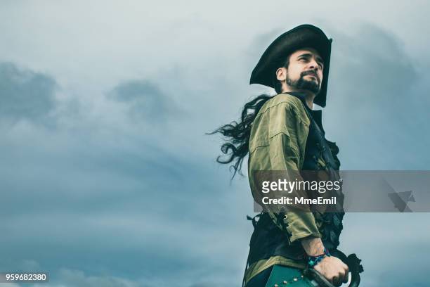 pirata de pie frente a la tormenta. fantasía - boat captain fotografías e imágenes de stock