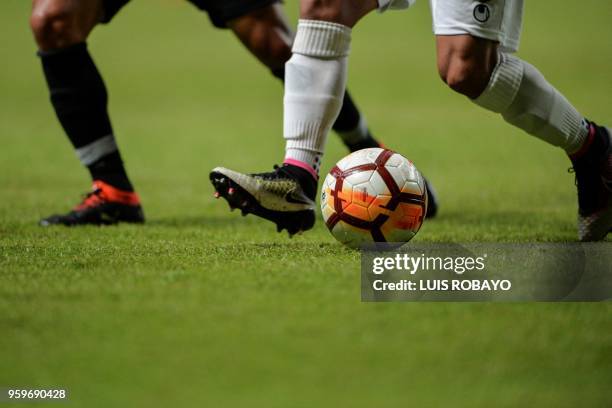 Brazil's Corinthians midfielder Jadson vies for the ball with Venezuela's Deportivo Lara midfield Colombian Heribert Soto during their Copa...