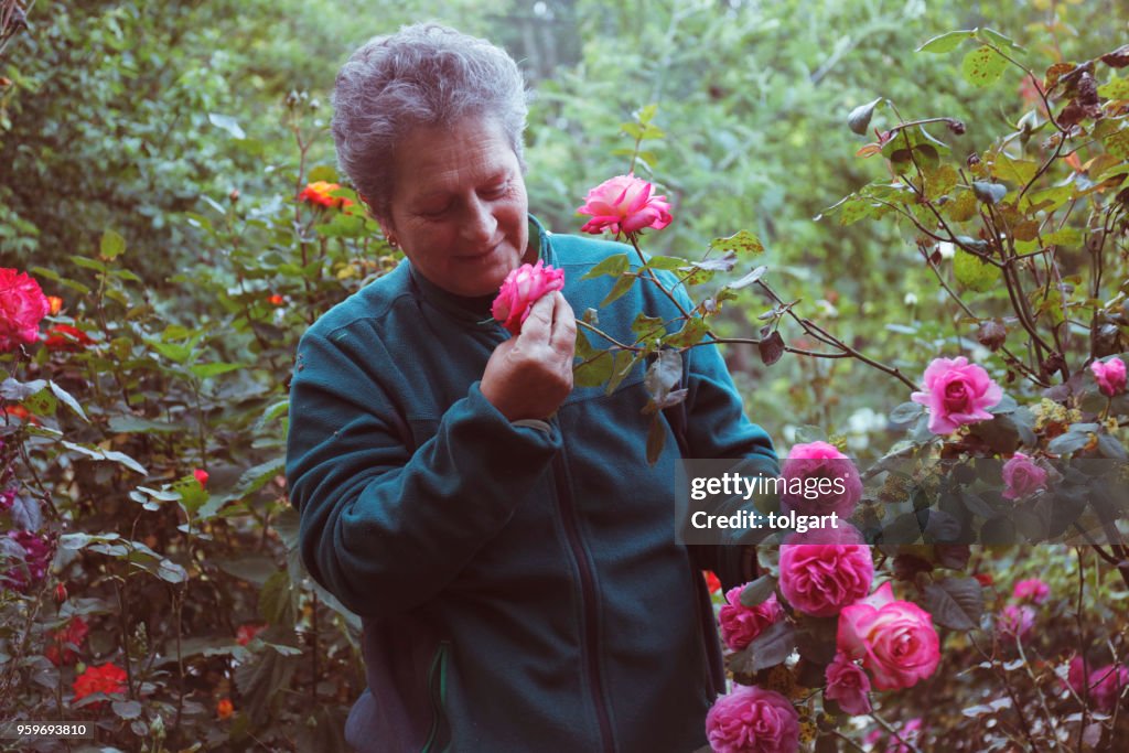 Mulher com flores no jardim