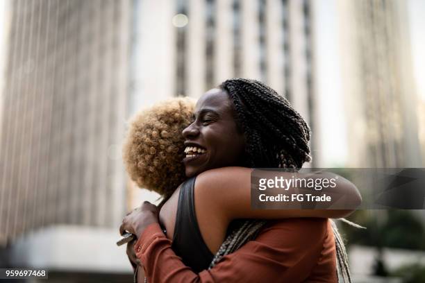 Mujer de negocios y estudiantes abrazando