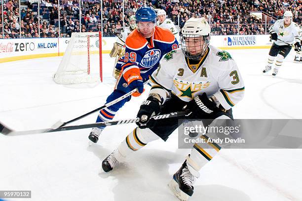 Sam Gagner of the Edmonton Oilers and Stephane Robidas of the Dallas Stars fight for position on January 22, 2010 at Rexall Place in Edmonton,...