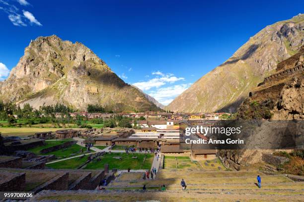 inca terraces of ollantaytambo in sacred valley of peru, looking across town to pinkuylluna mountain, autumn afternoon - anna gorin stock-fotos und bilder