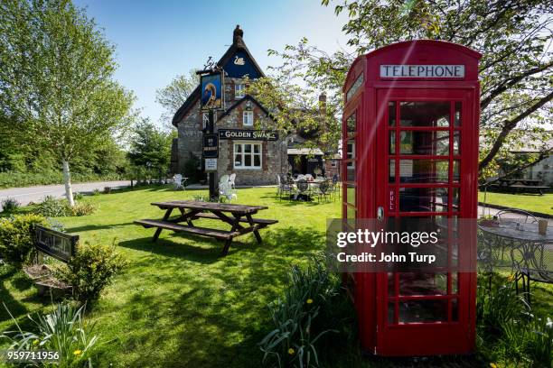 red phone box and pub at wilcot, wiltshire - british pub stock-fotos und bilder