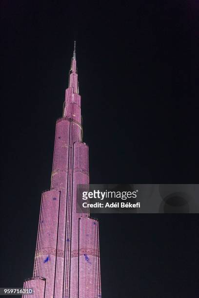 burj khalifa tower at night dubai - burj khalifa stock-fotos und bilder