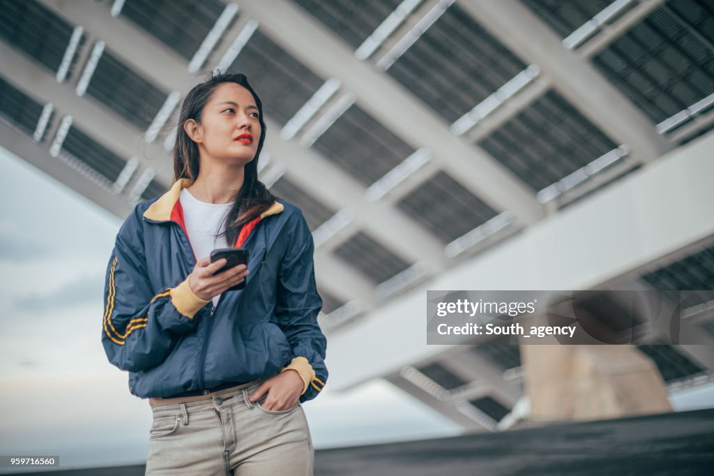 Femme à envoyer des SMS sur le téléphone mobile