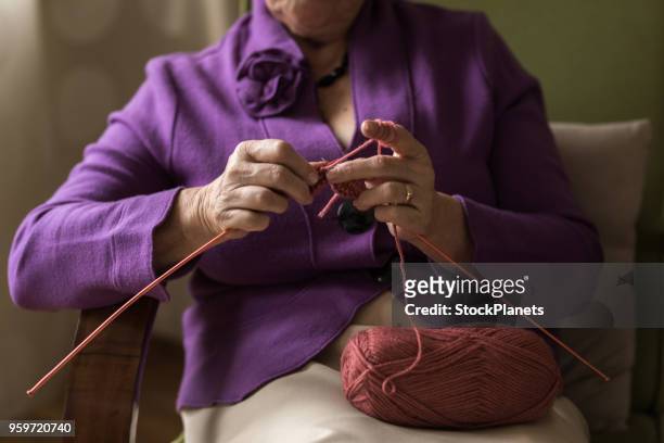 gros plan des mains femme tricot - aiguille à tricoter photos et images de collection