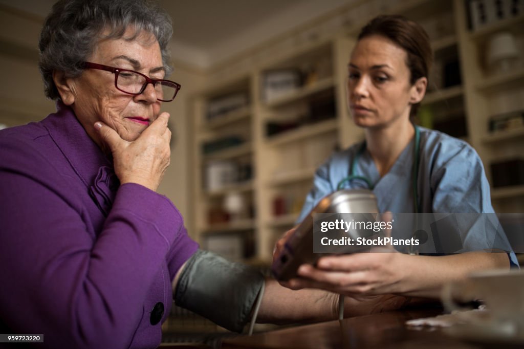 Le donne anziane non si sentono bene