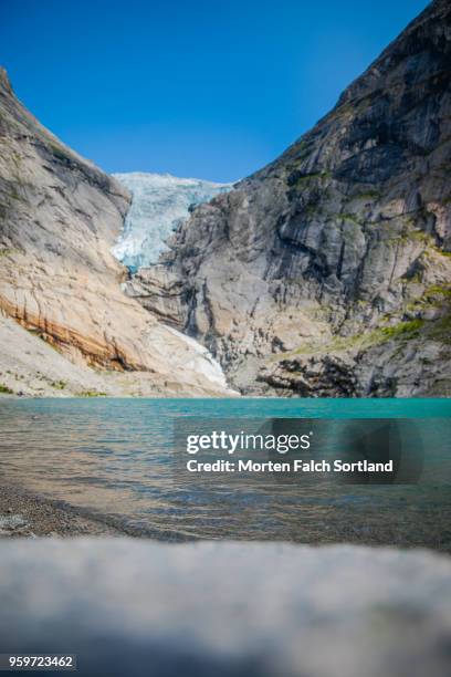 briksdalsbreen glacier, norway on a bright summer afternoon - glaciar de briksdalsbreen fotografías e imágenes de stock