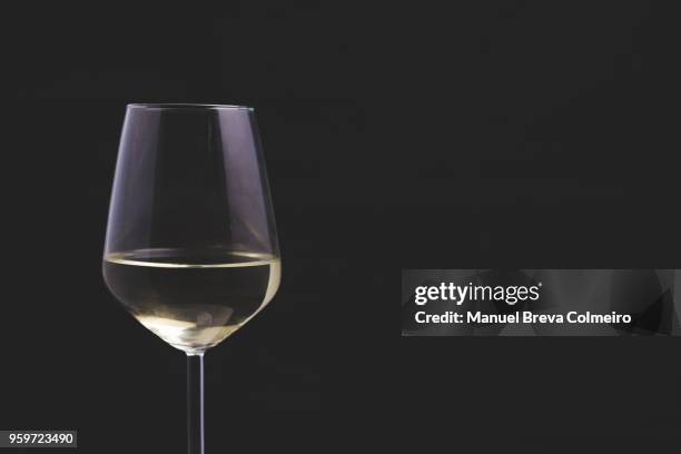 white wine glass - chardonnay grape 個照片及圖片檔