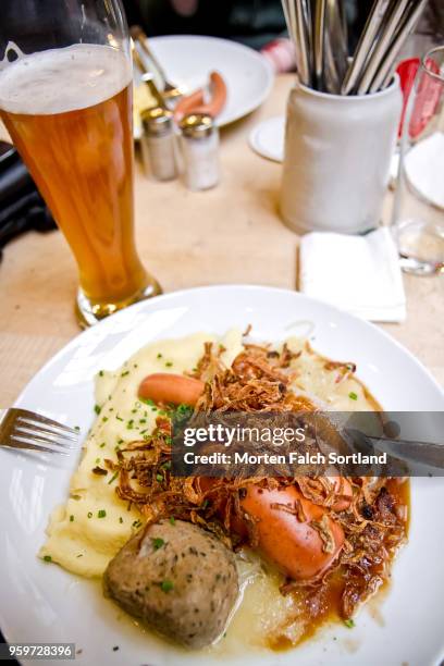 a plate of local food on a table in a beer hall in munich germany wintertime - bar de cerveza fotografías e imágenes de stock