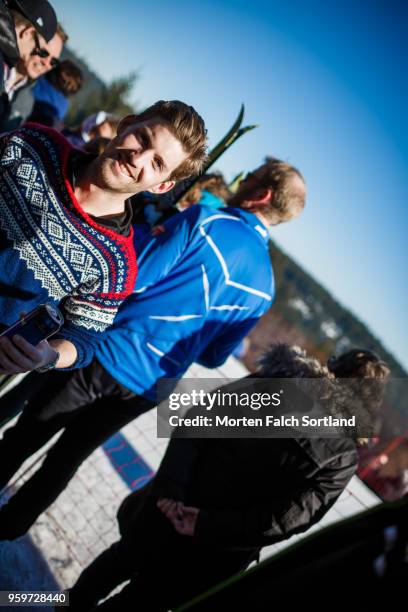 the crowd at the annual cross-country skifest in holmenkollen, norway springtime - skifest stock pictures, royalty-free photos & images