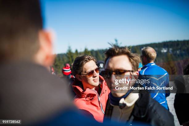 the crowd at the annual cross-country skifest in holmenkollen, norway springtime - skifest stock pictures, royalty-free photos & images