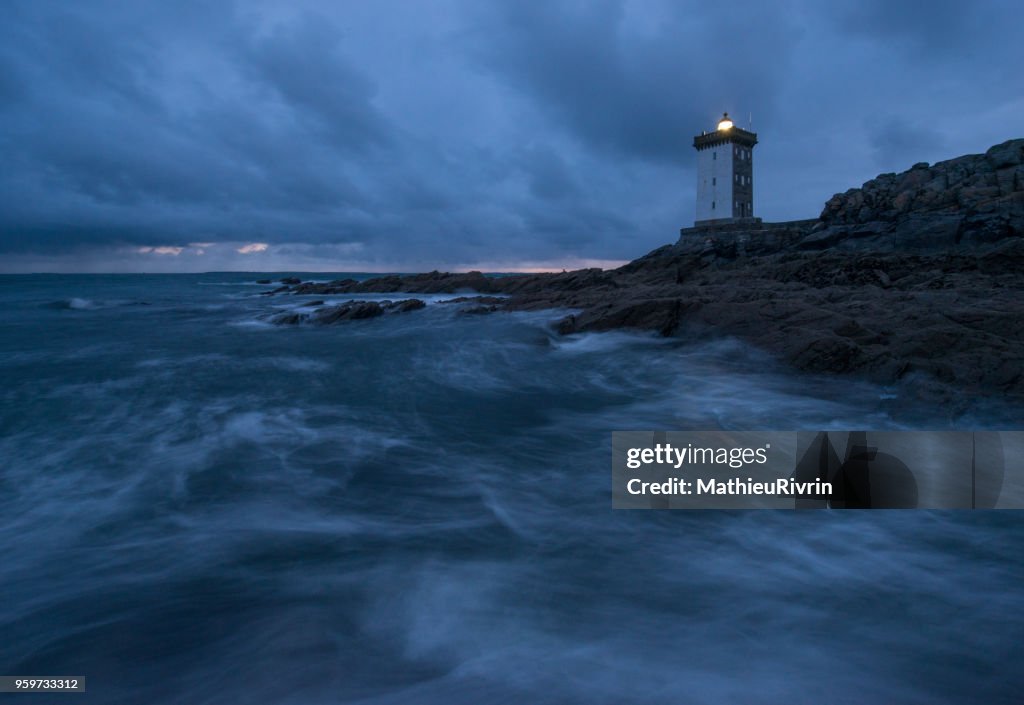 Début de nuit au phare du Conquet face à la mer d'Iroise