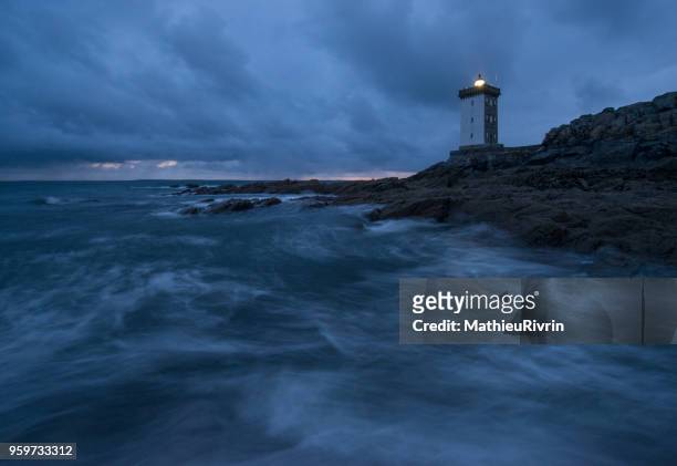début de nuit au phare du conquet face à la mer d'iroise - vacances à la mer stock pictures, royalty-free photos & images